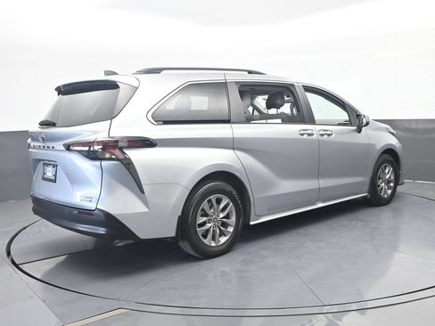 Used 2024 Toyota Sienna XLE FWD image 6