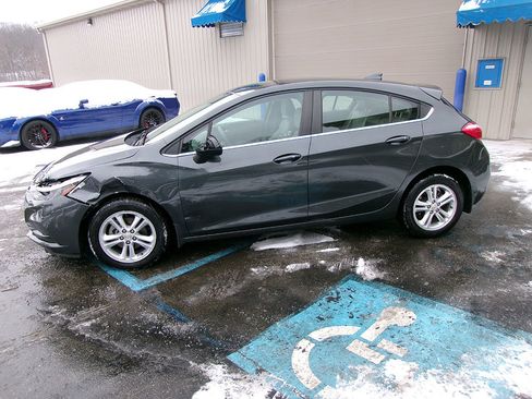 Used 2018 Chevrolet Cruze LT w/ Convenience Package image 2