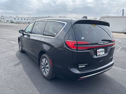 Used 2023 Chrysler Pacifica Touring-L FWD image 8