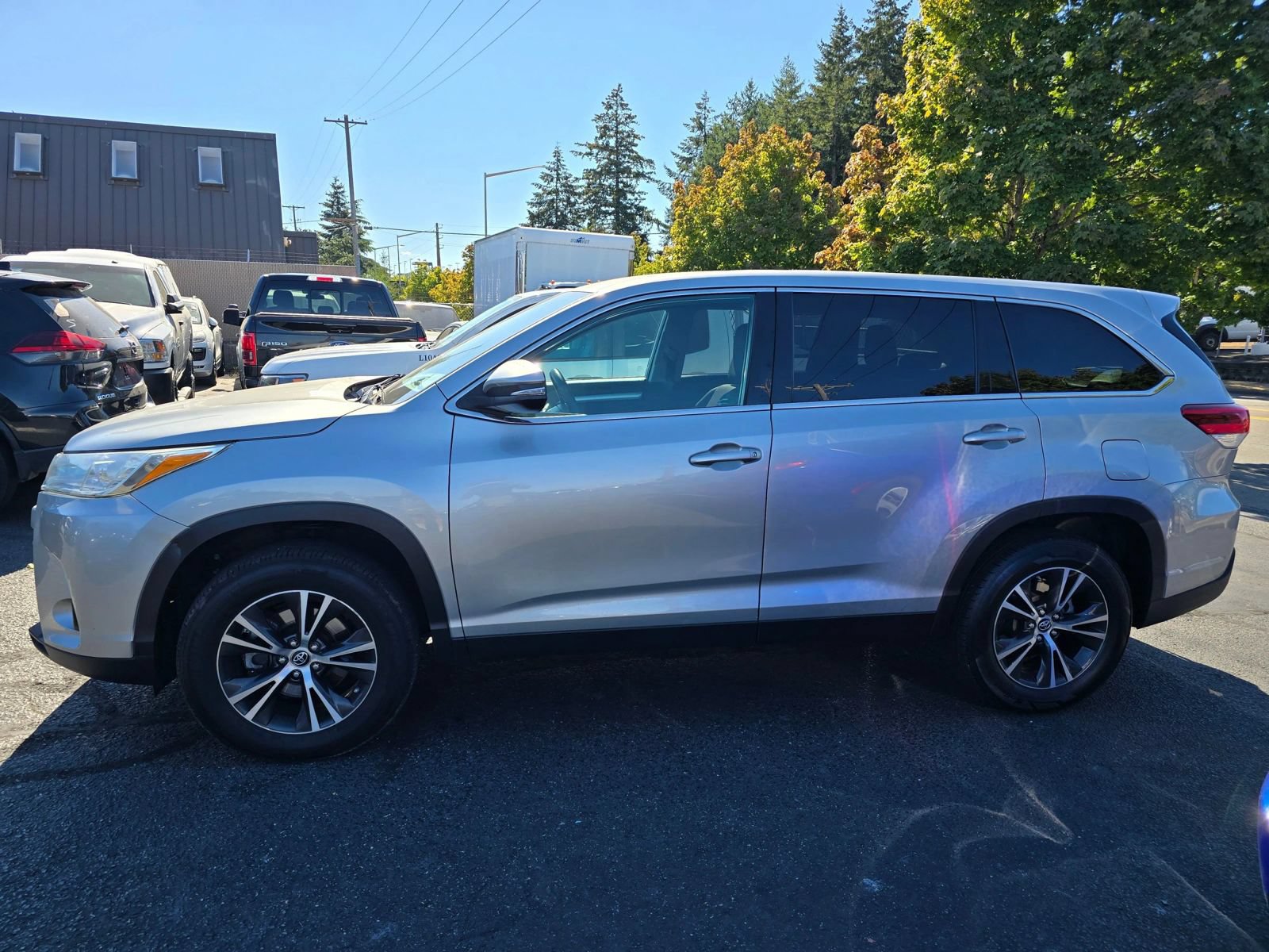 Used 2019 Toyota Highlander LE FWD image 2