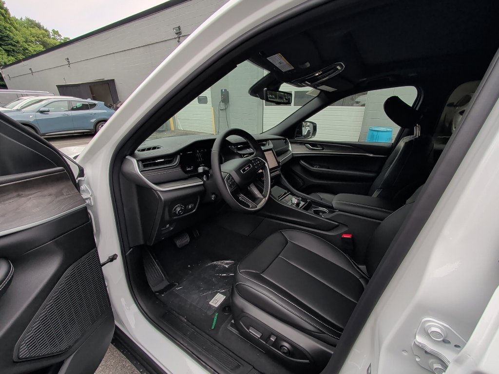 New 2026 Jeep Grand Cherokee Limited w/ Luxury Tech Group II AWD/4WD image 12
