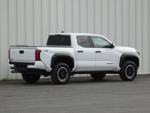 Used 2025 Toyota Tacoma TRD Off-Road AWD/4WD image 3