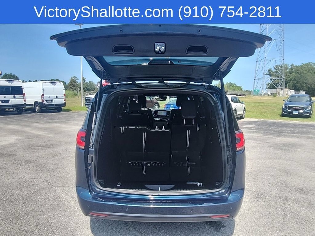Used 2025 Chrysler Pacifica Limited FWD image 32