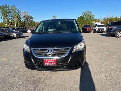 Used 2010 Volkswagen Routan SE FWD image 2