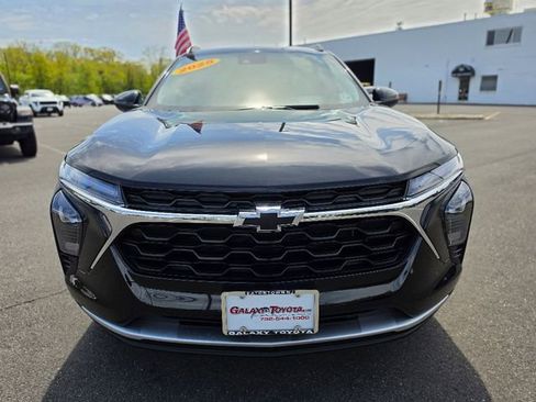 Used 2025 Chevrolet Trax LT w/ Driver Confidence Package FWD image 2