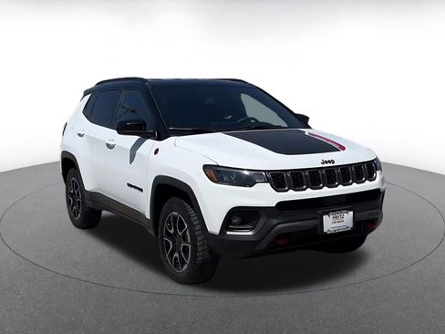 Used 2025 Jeep Compass Trailhawk w/ Trailer Tow Group AWD/4WD image 2