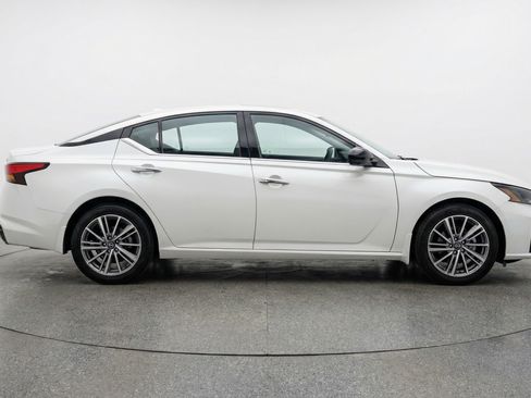 Used 2025 Nissan Altima 2.5 SV image 11