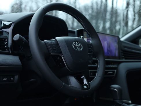 Used 2025 Toyota Camry SE image 30