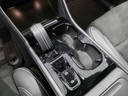 Used 2021 Volvo XC40 T5 R-Design w/ Protection Package Premier image 19