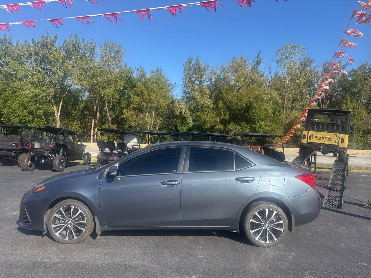 Used 2017 Toyota Corolla SE w/ Carpet Mat Package (TMS) FWD image 11