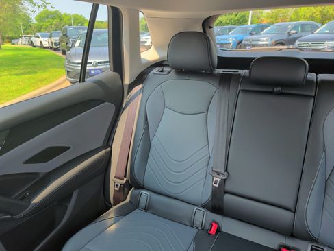 Certified 2025 Volkswagen Tiguan SE AWD/4WD image 12