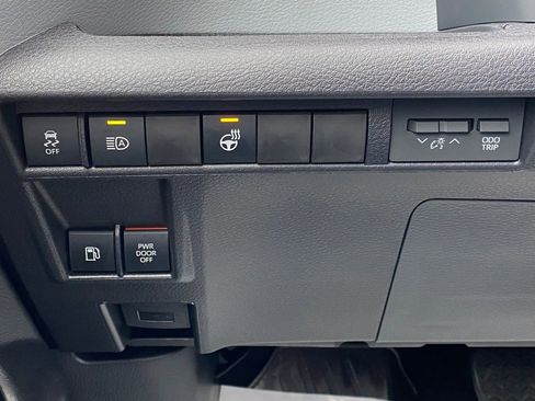 Used 2025 Toyota Sienna XSE image 27