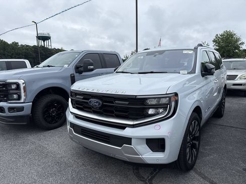 Used 2025 Ford Expedition Platinum w/ Driver's Package AWD/4WD image 8