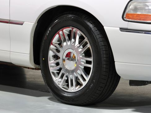 Used 2008 Lincoln Town Car Signature Limited RWD image 20