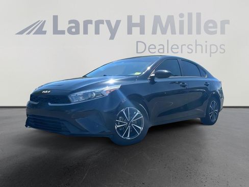 Used 2022 Kia Forte LXS FWD image 2