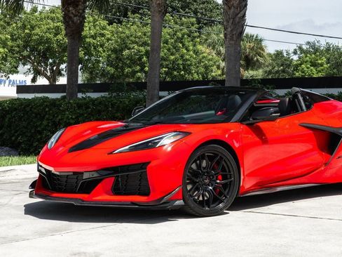 Used 2023 Chevrolet Corvette Z06 RWD image 3