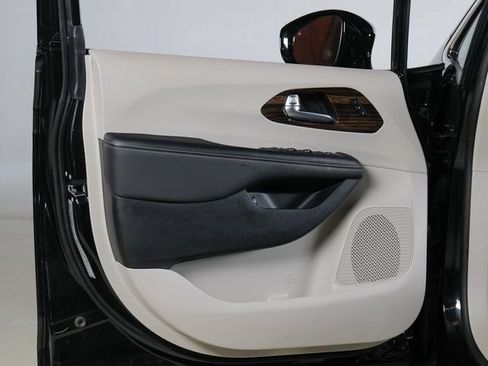 Used 2023 Chrysler Pacifica Limited FWD image 28