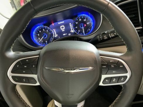 Used 2022 Chrysler Pacifica Touring-L FWD image 20