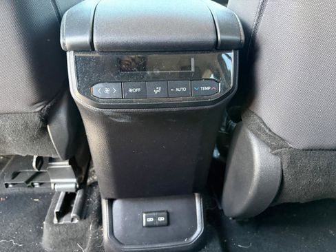 Used 2024 Toyota Highlander LE FWD image 15