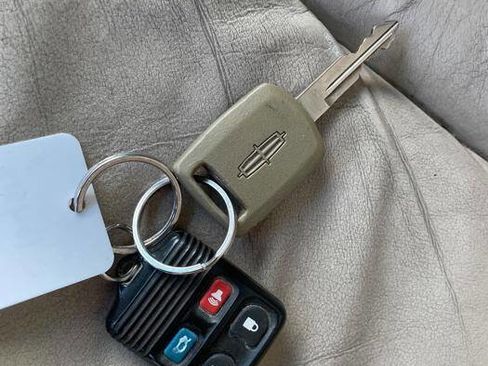 Used 2003 Lincoln Town Car Cartier image 44