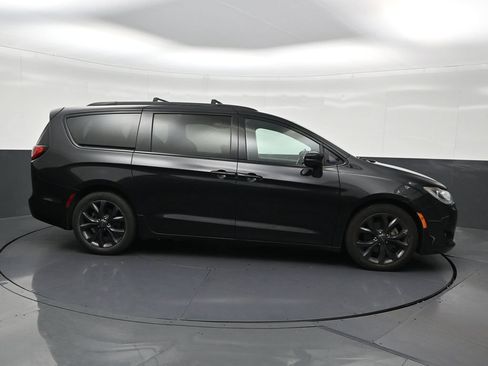 Used 2019 Chrysler Pacifica Limited w/ Advanced Safetytec Group FWD image 7