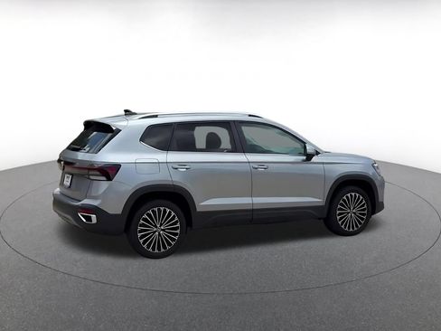 Used 2025 Volkswagen Taos SE FWD image 15
