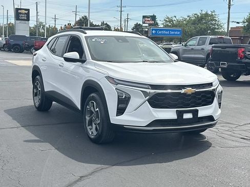 Certified 2024 Chevrolet Trax LT w/ Driver Confidence Package FWD image 2