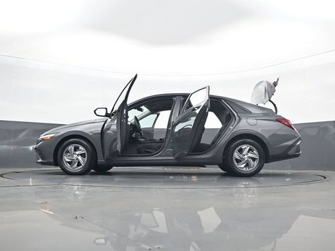 Used 2024 Hyundai Elantra SE FWD image 46