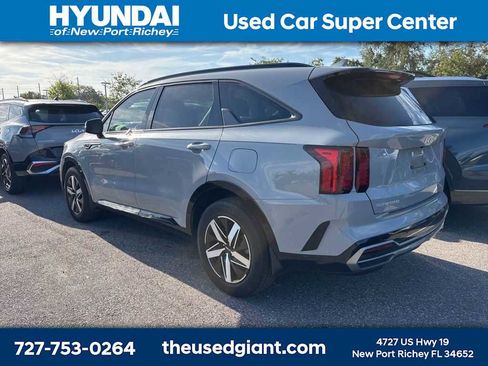 Used 2023 Kia Sorento EX image 2