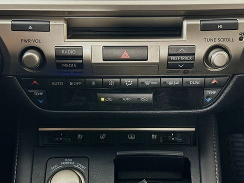 Used 2018 Lexus ES 300h w/ Luxury Package image 24