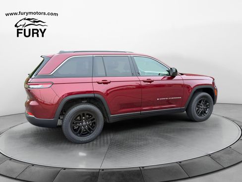 Used 2025 Jeep Grand Cherokee Laredo w/ Luxury Tech Group I AWD/4WD image 4
