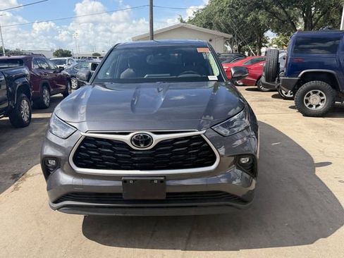 Used 2025 Toyota Highlander LE FWD image 2