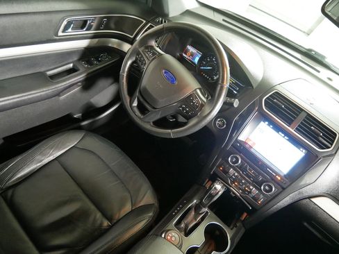 Used 2017 Ford Explorer XLT w/ Equipment Group 202A AWD/4WD image 9
