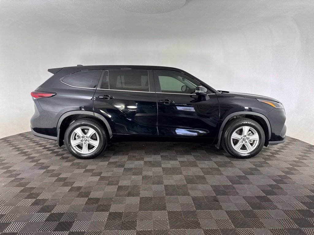 Used 2024 Toyota Highlander LE AWD/4WD image 6