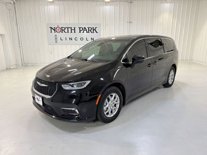 Used 2025 Chrysler Pacifica Select