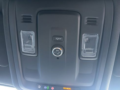 Used 2025 Chevrolet Suburban Z71 image 28