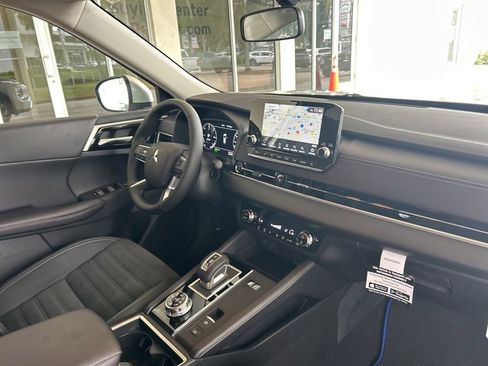 New 2025 Mitsubishi Outlander SE image 22
