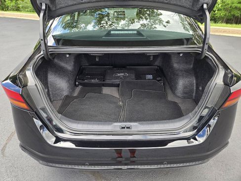 Used 2025 Nissan Altima 2.5 SV FWD image 9