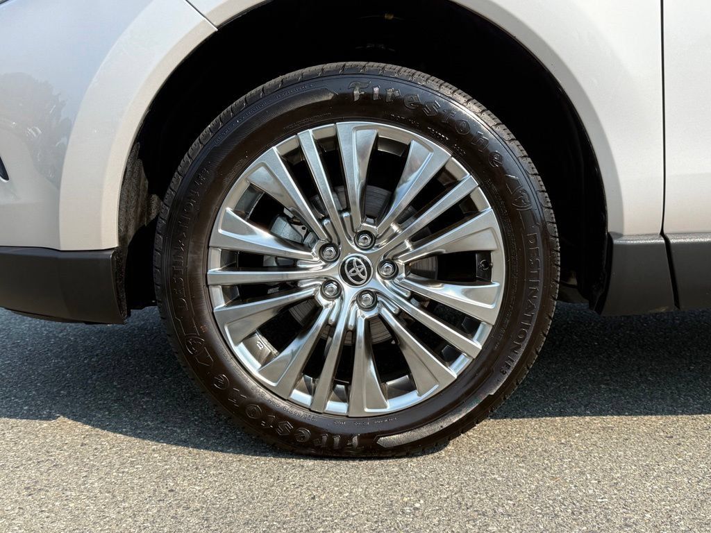 Used 2024 Toyota Venza XLE AWD/4WD image 30