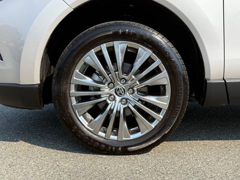 Used 2024 Toyota Venza XLE AWD/4WD image 30
