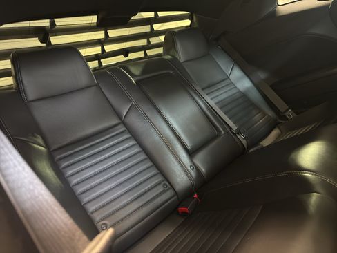 Used 2014 Dodge Challenger SXT RWD image 27