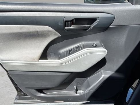 Used 2024 Toyota Highlander LE FWD image 16