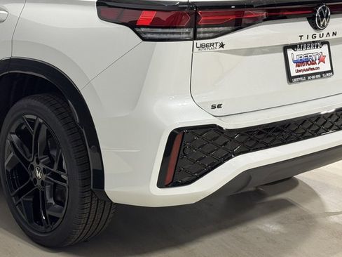 New 2026 Volkswagen Tiguan SE R-Line image 24