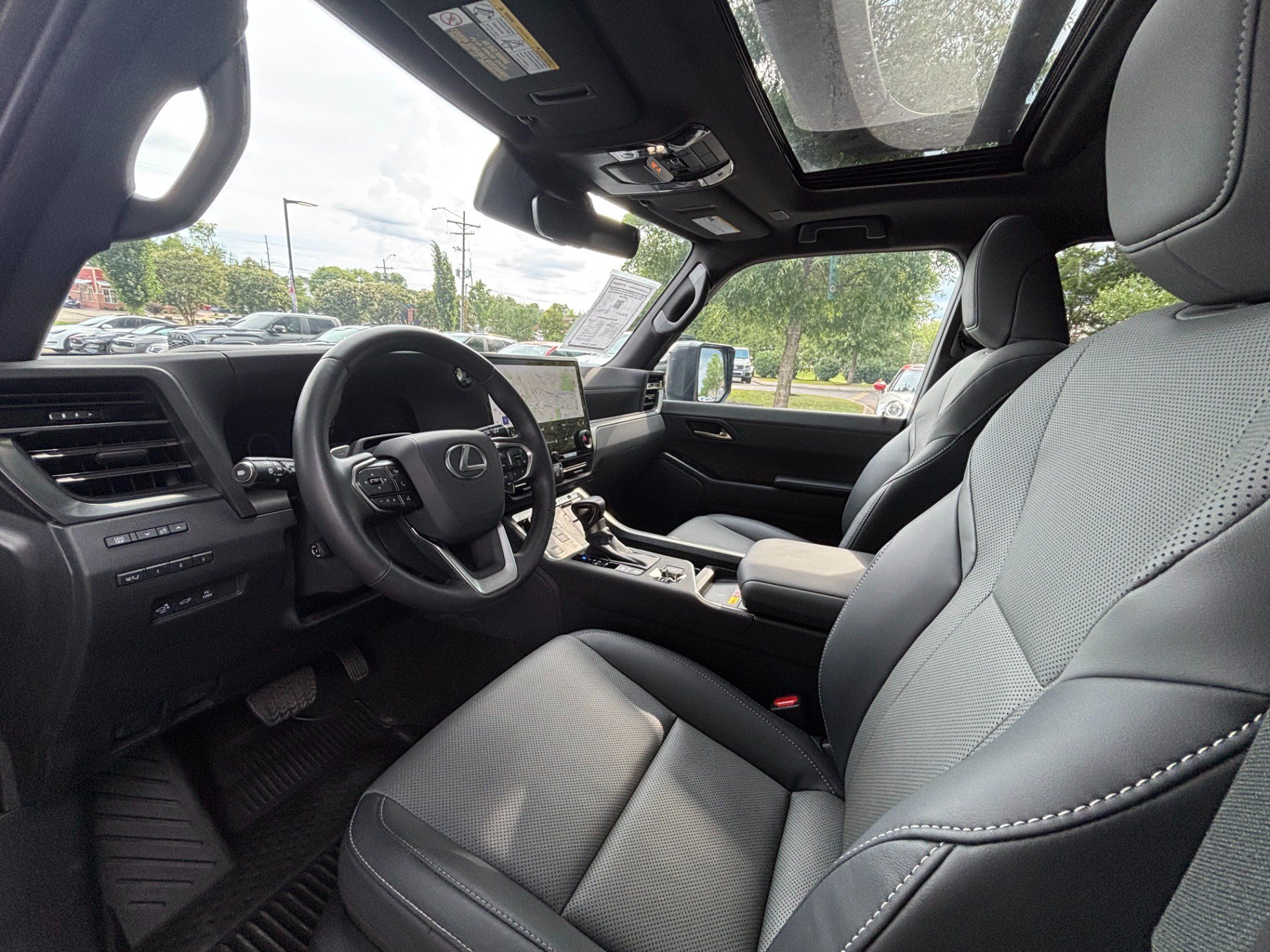 Used 2025 Lexus GX 550 w/ Accessory Package (2T) AWD/4WD image 17