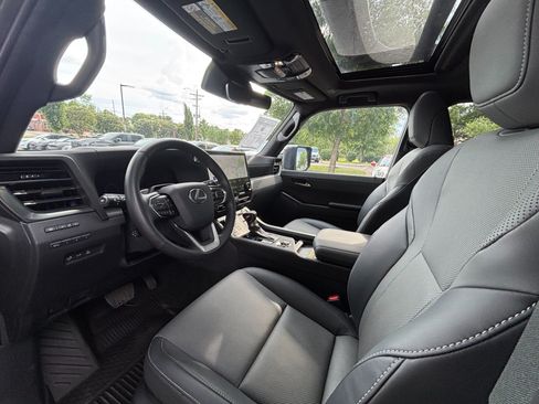 Used 2025 Lexus GX 550 w/ Accessory Package (2T) AWD/4WD image 17
