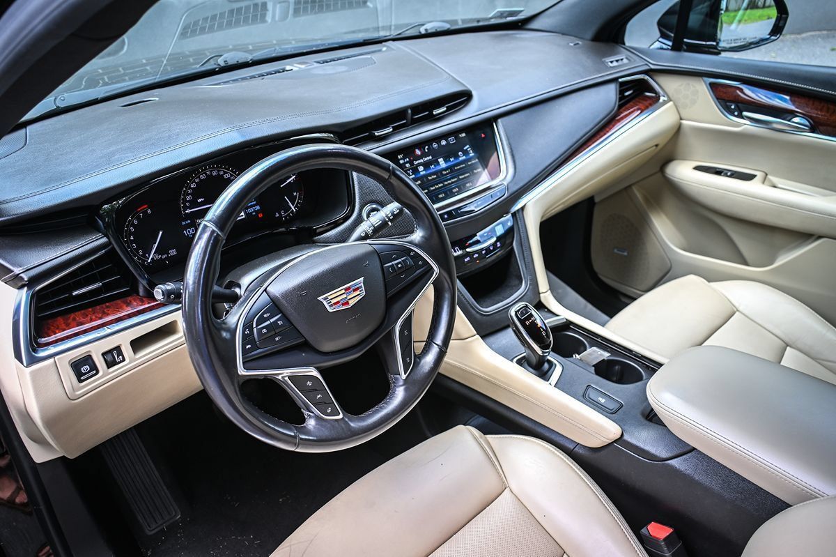 Used 2018 Cadillac XT5 Luxury w/ Driver Awareness Package FWD image 9