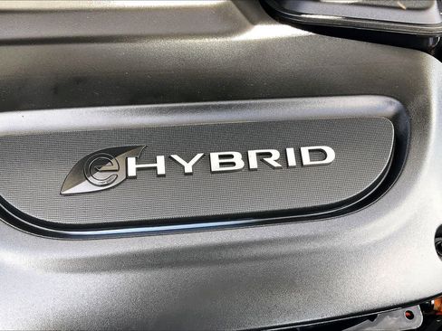 Used 2023 Chrysler Pacifica Touring-L FWD image 31