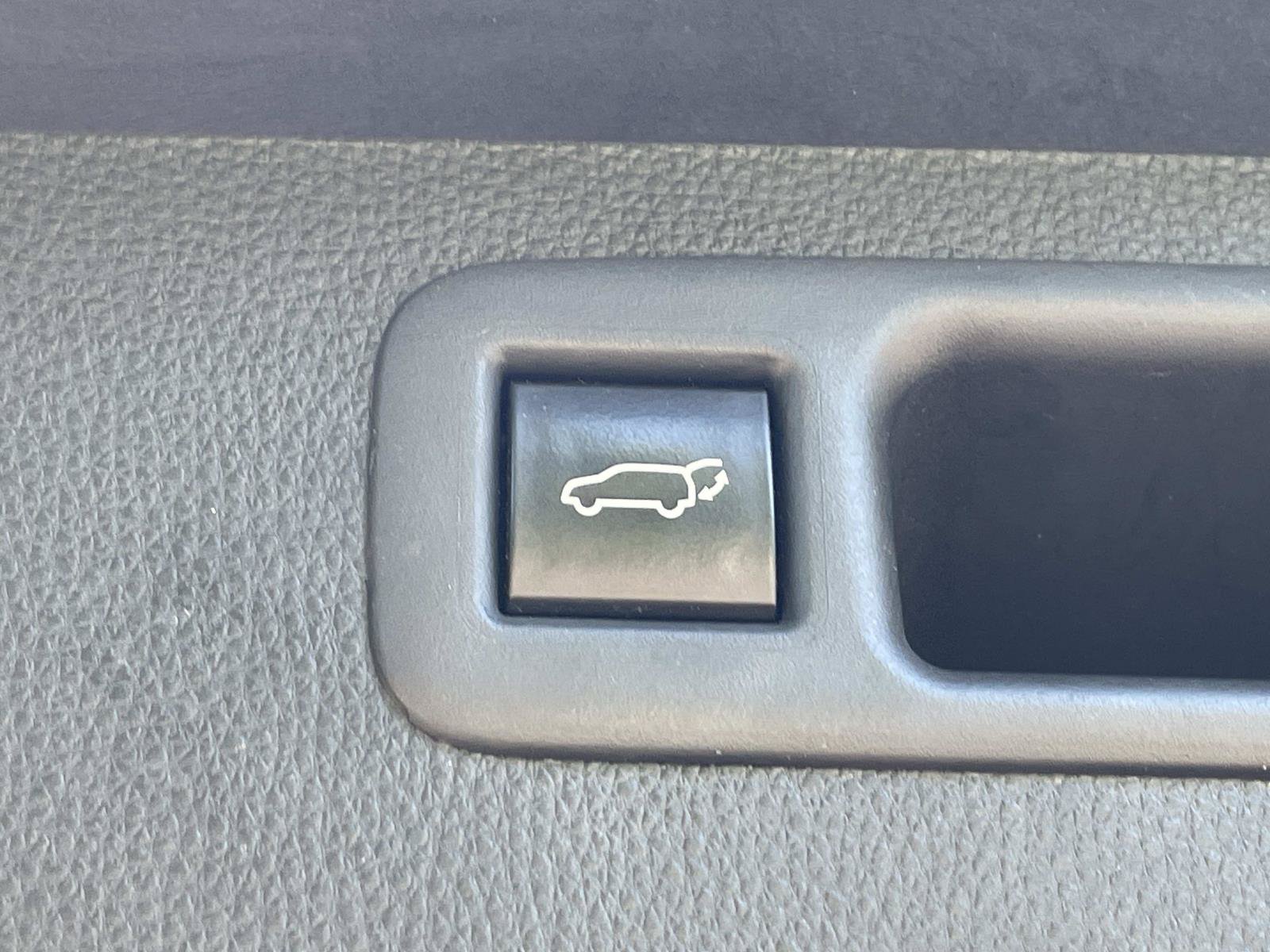 Used 2022 Toyota Highlander LE FWD image 9