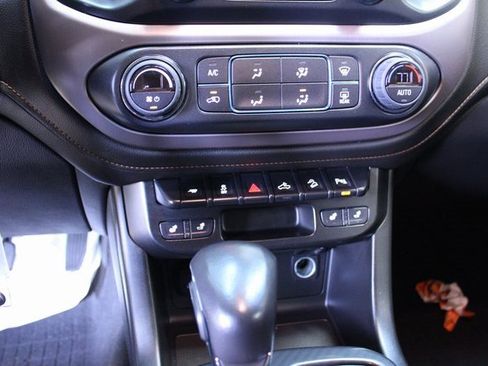 Used 2022 GMC Canyon AT4 image 19