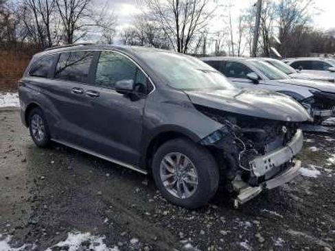 Used 2025 Toyota Sienna XLE FWD image 1